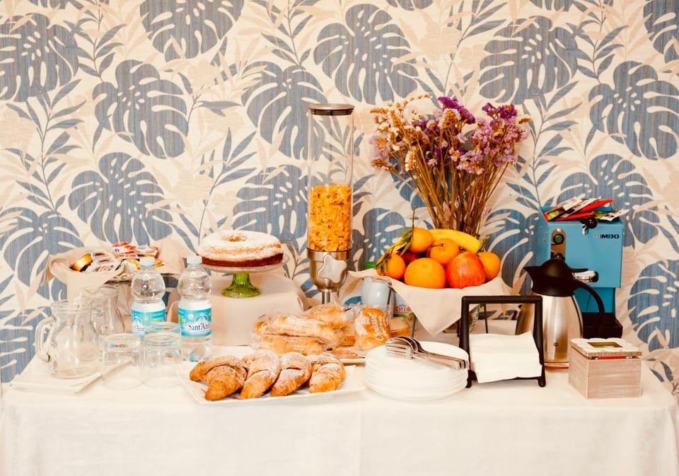 Food and drinks, Food, Breakfast, Continental breakfast, Buffet breakfast, Drinks