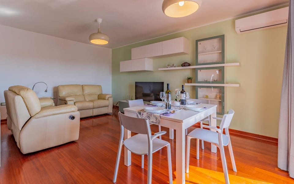 TV and multimedia, Living room, Seating area, Dining area
