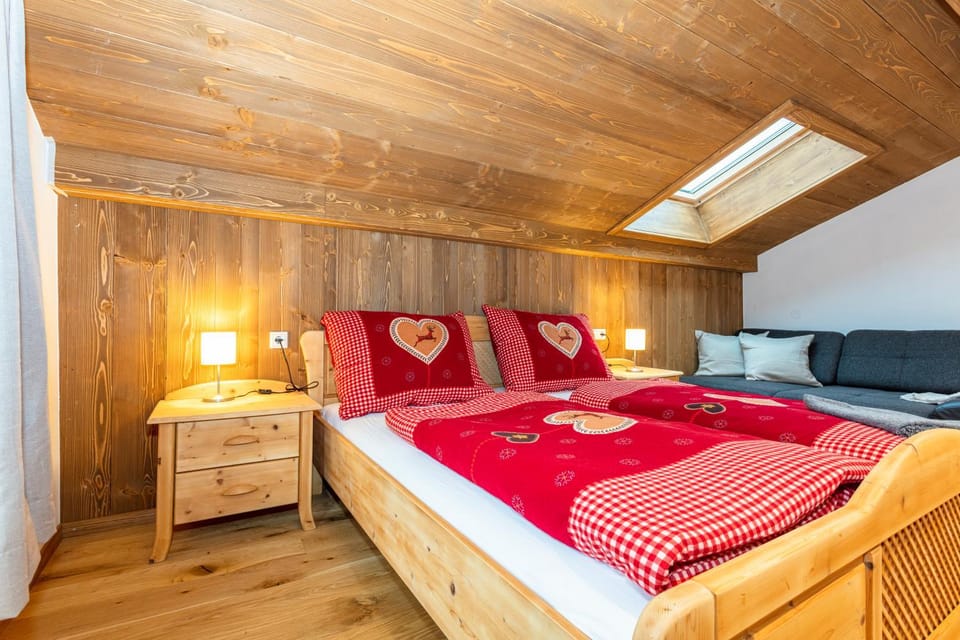 Bed, Photo of the whole room, Seating area, Bedroom