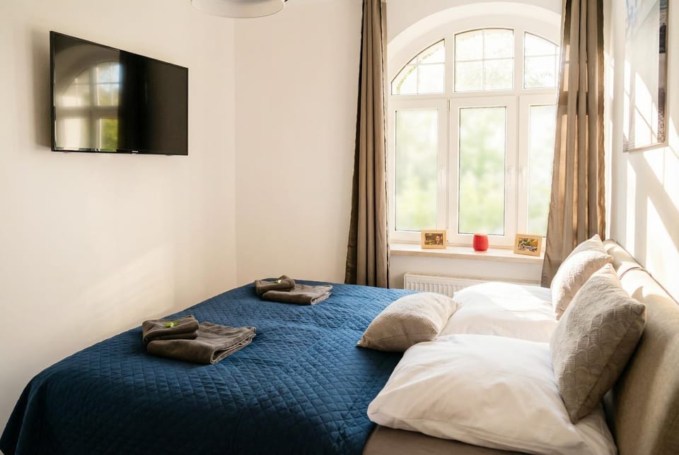 Bed, TV and multimedia, Photo of the whole room, Bedroom, towels