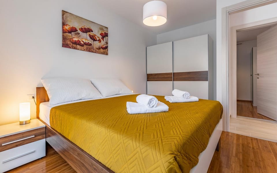 Bed, Photo of the whole room, Bedroom, towels