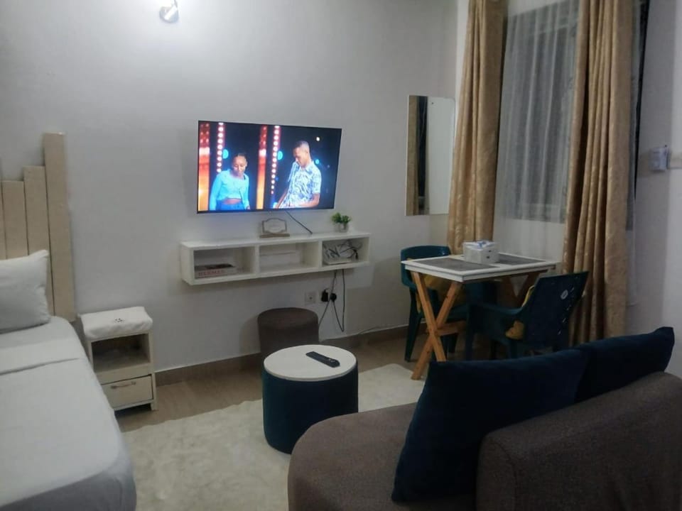 Communal lounge/ TV room, Bed, TV and multimedia, Living room, Seating area, Evening entertainment, Bedroom