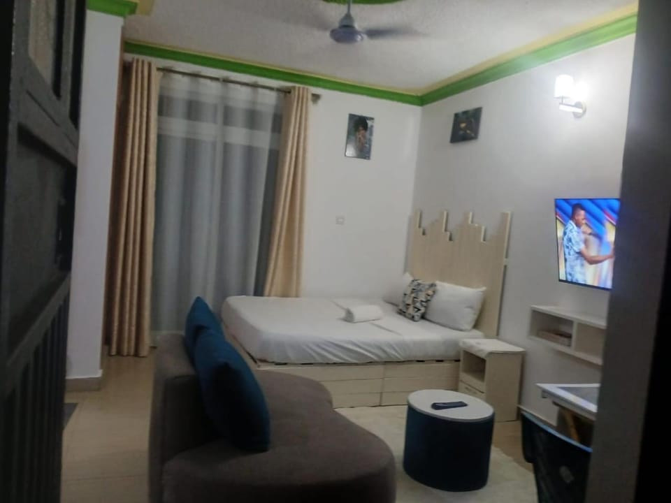 Bed, TV and multimedia, Living room, Seating area, Bedroom