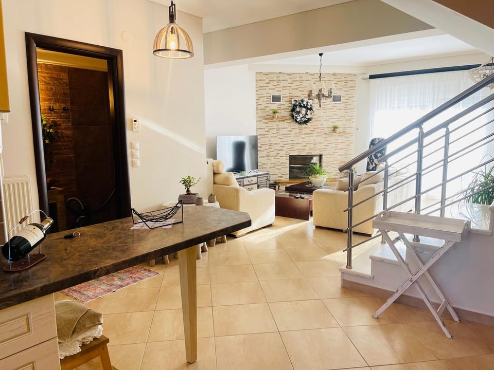 TV and multimedia, Kitchen or kitchenette, Living room, Seating area, Dining area