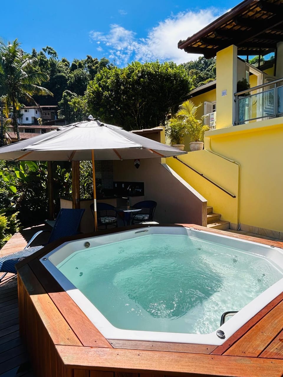 Natural landscape, Hot Tub, Dining area, Garden view, Sea view