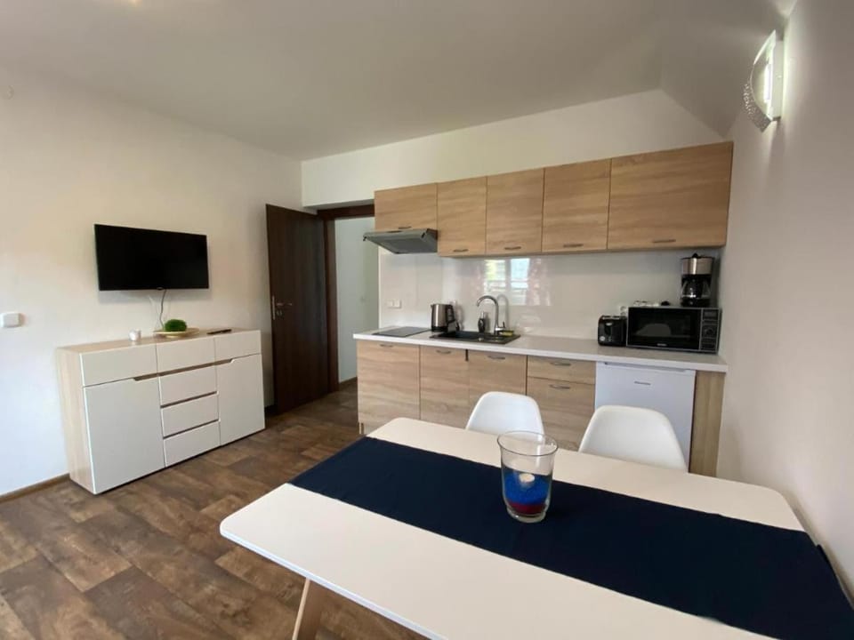 Kitchen or kitchenette, Seating area, Dining area