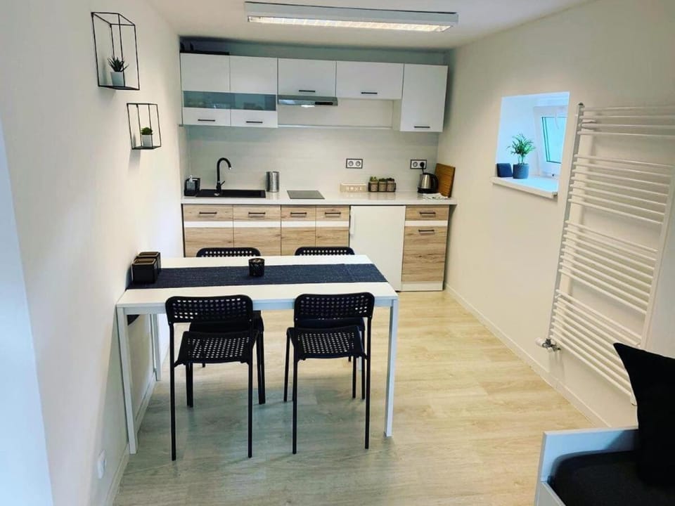 Kitchen or kitchenette, Seating area, Dining area, stove