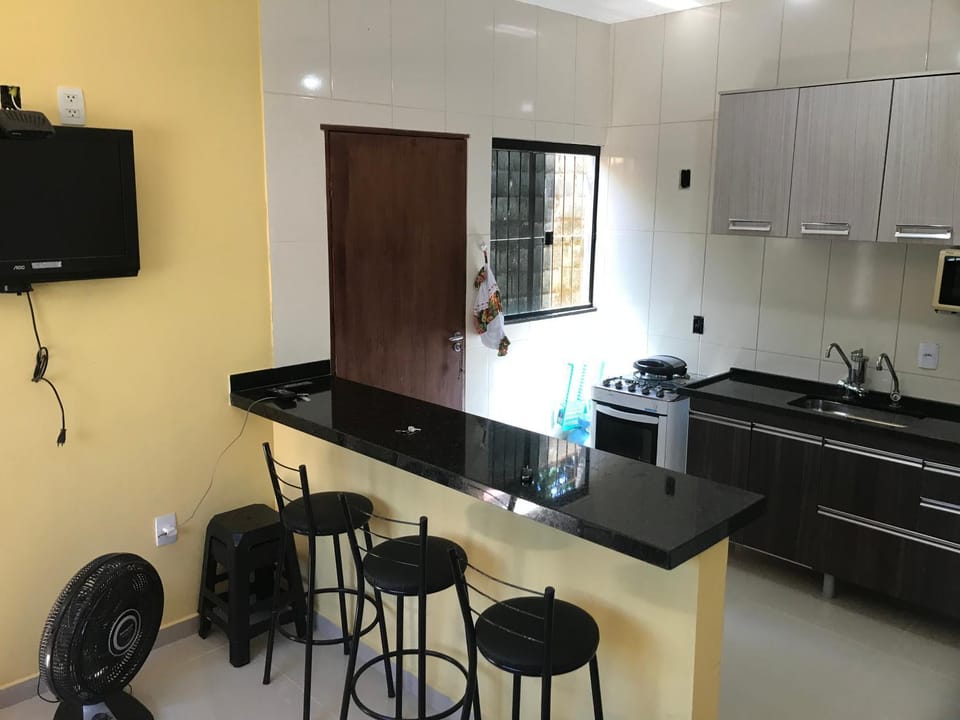 Kitchen or kitchenette, Dining area, minibar, stove
