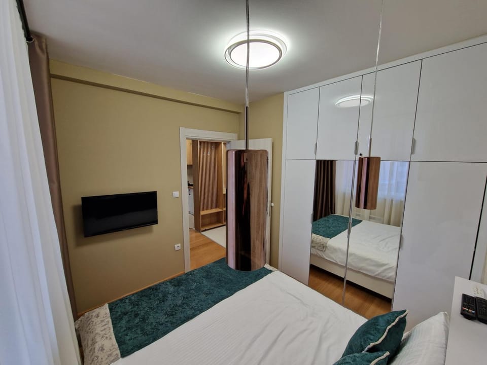 Bed, TV and multimedia, Bedroom, wardrobe