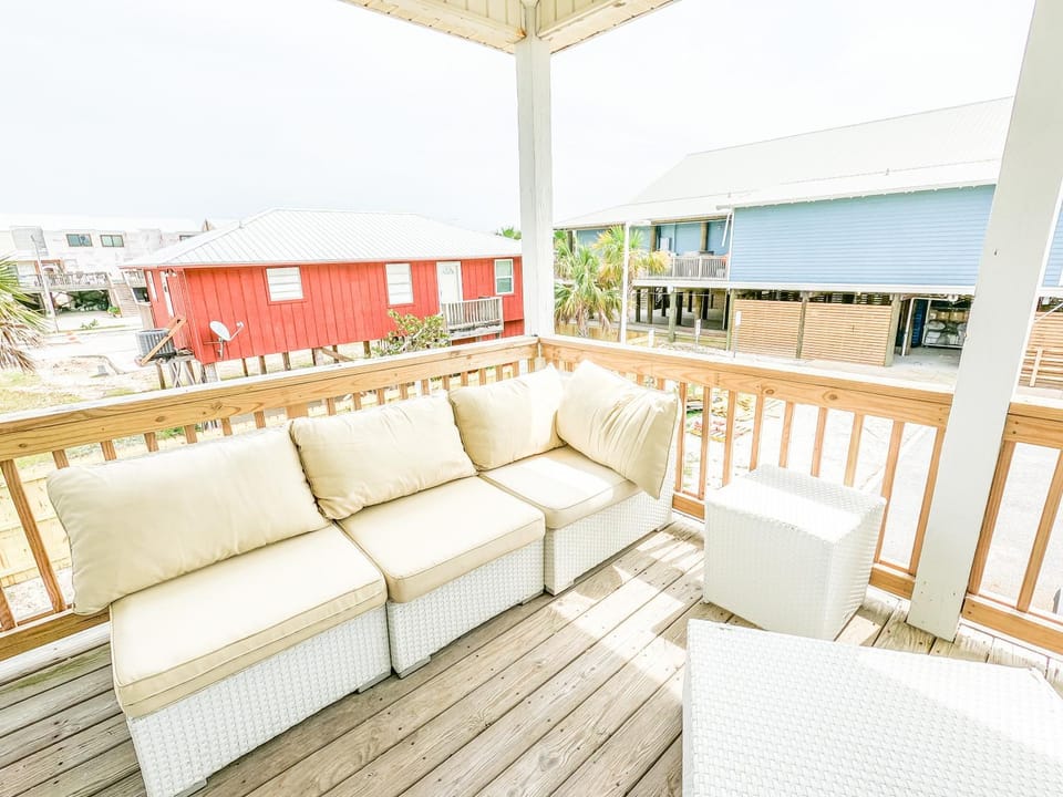 Duplex allows for one or both sides to be rented! Suitable for small or large families! House in West Beach