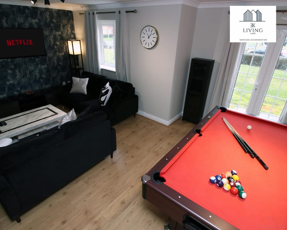 Billiard, Game Room, Living room, Seating area, Evening entertainment