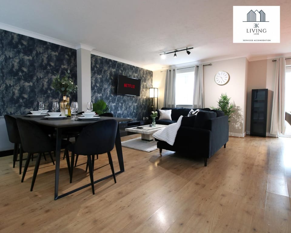 TV and multimedia, Kitchen or kitchenette, Living room, Seating area, Dining area