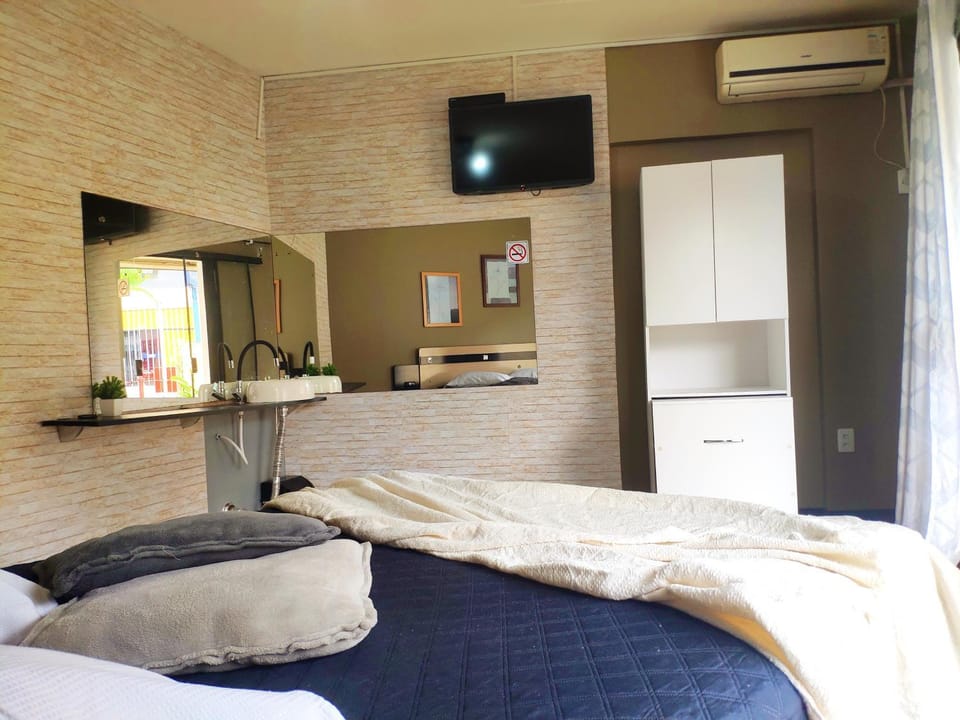Bed, TV and multimedia, Living room, Photo of the whole room, Bedroom, wardrobe, air conditioner