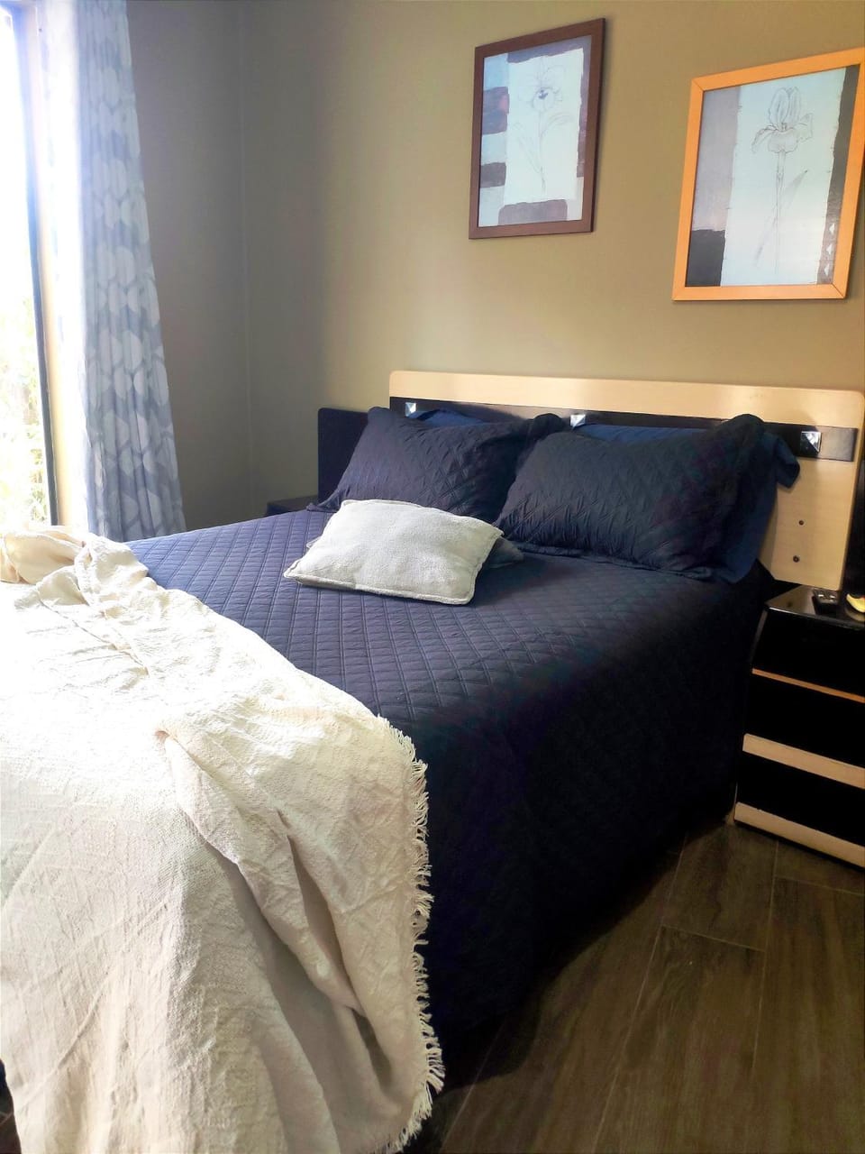 Bed, Photo of the whole room, Seating area, Bedroom