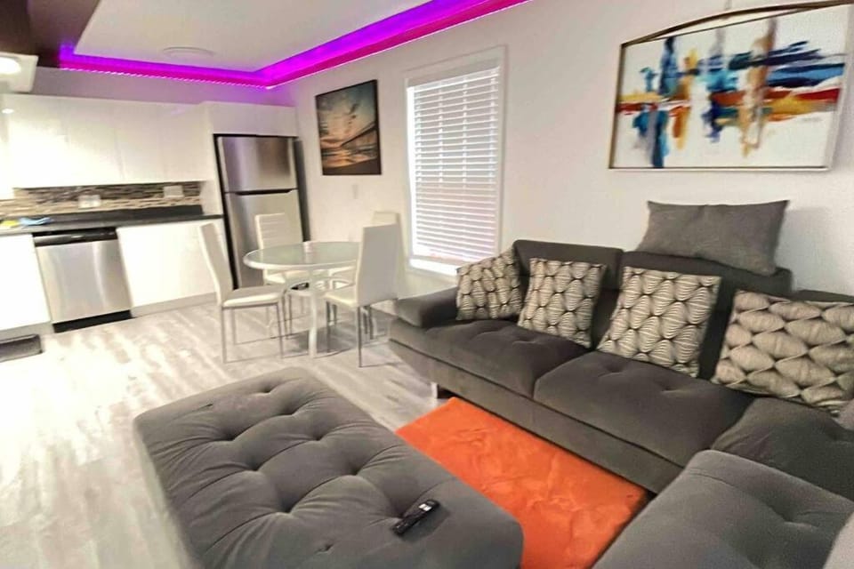 Kitchen or kitchenette, Living room, Seating area, Dining area, minibar, pet friendly, stove