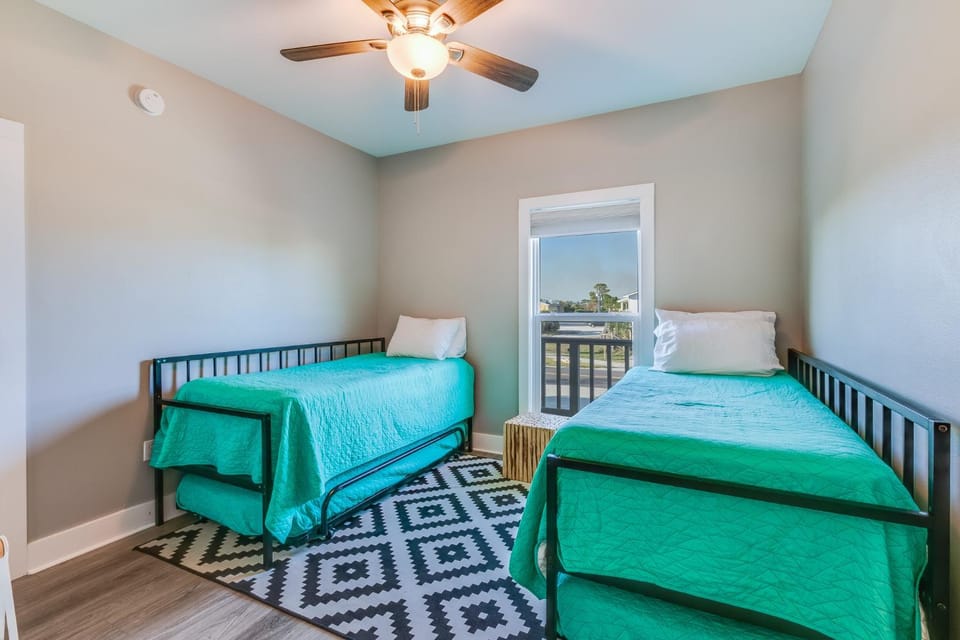Modern, 3 BR Private House within Walking Distance to the Beach! House in Gulf Shores