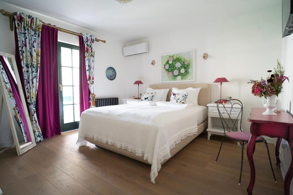 Bed, Seating area, Bedroom, air conditioner