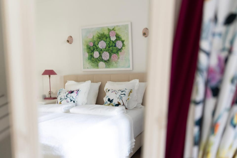 Bed, Photo of the whole room, Decorative detail, Bedroom