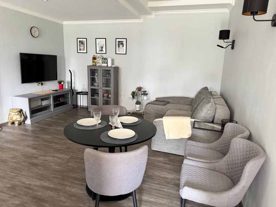 TV and multimedia, Seating area, Dining area
