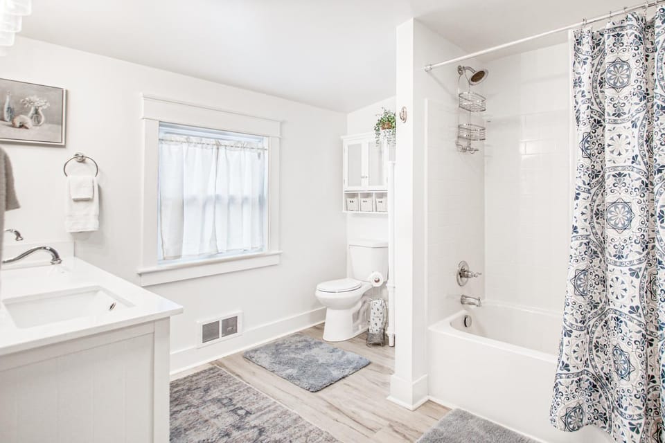 South Sandpoint Charmer House in Sandpoint