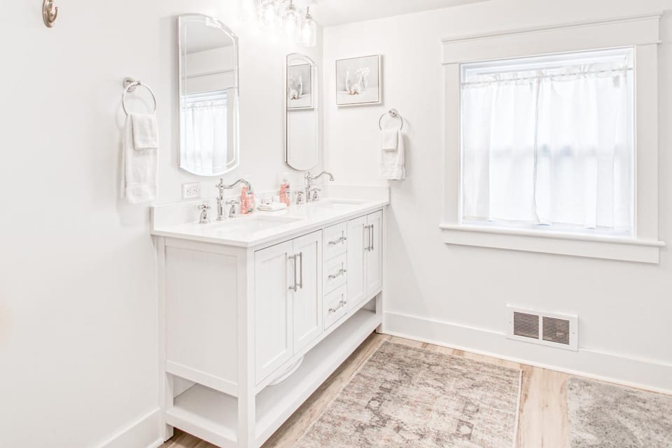 South Sandpoint Charmer House in Sandpoint