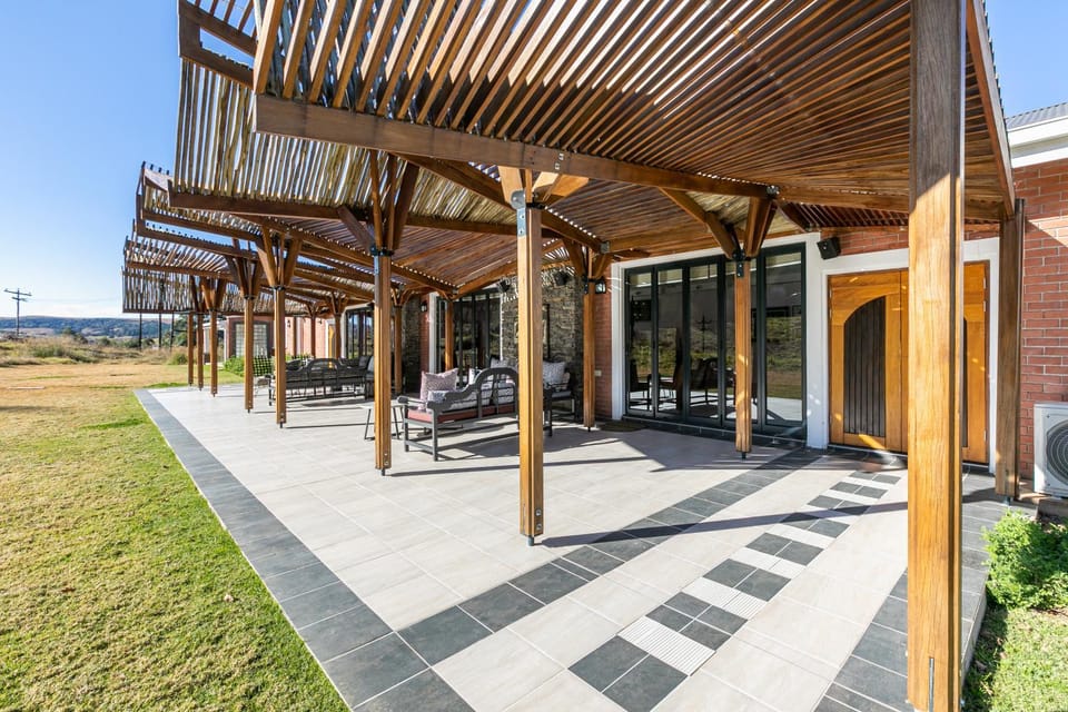 Property building, Patio, Restaurant/places to eat, Communal lounge/ TV room, Spring, Off site, Day, Night, Winter, Summer, Balcony/Terrace, Lounge or bar, Autumn, On site, Entertainment, Breakfast, Sunrise, Sunset, flat iron, air conditioner