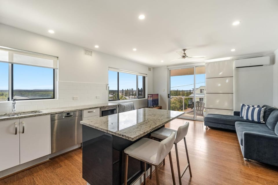 Kitchen or kitchenette, Living room, oven, air conditioner