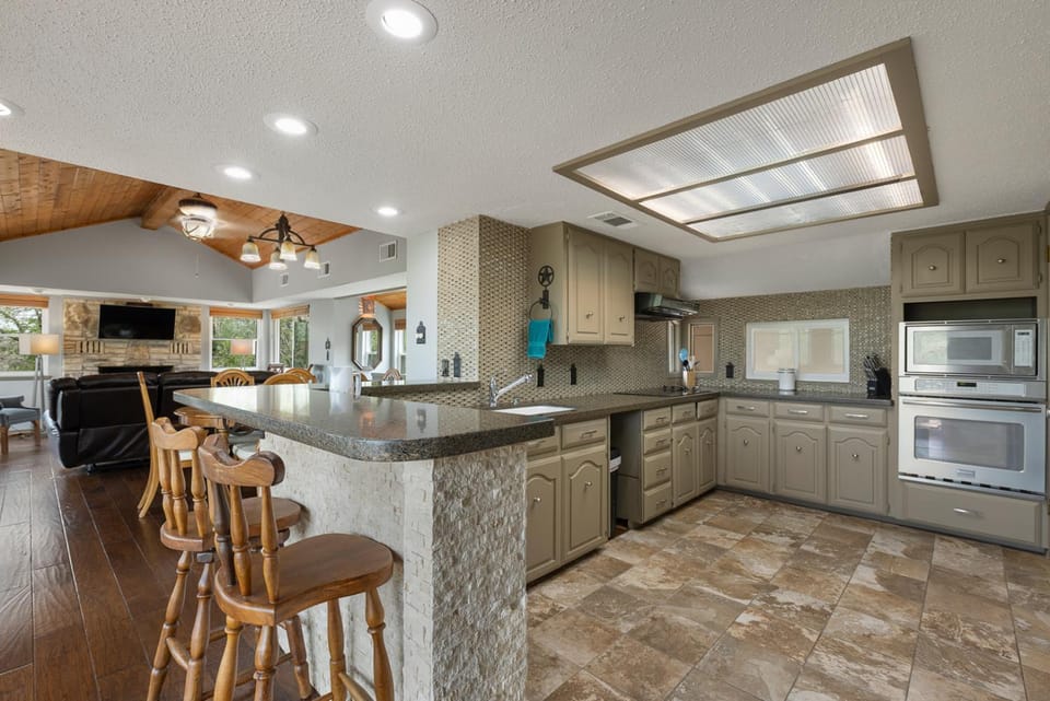 Kitchen or kitchenette, Dining area, dishwasher, minibar, oven, pet friendly, stove, toaster