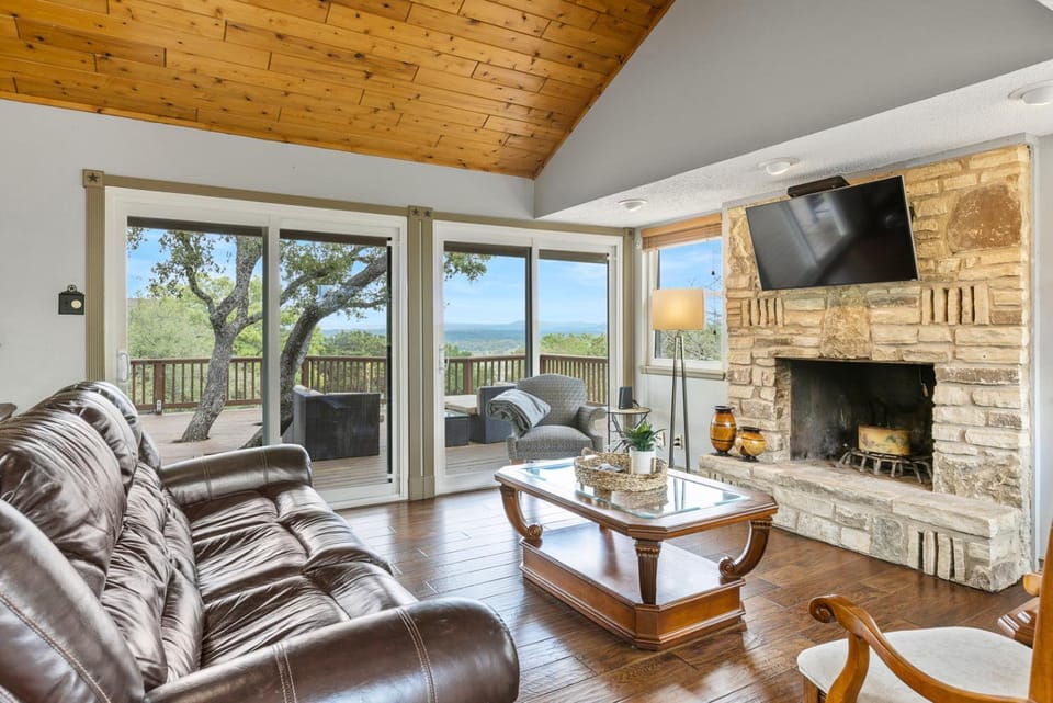 Communal lounge/ TV room, Natural landscape, TV and multimedia, Living room, Seating area, Evening entertainment