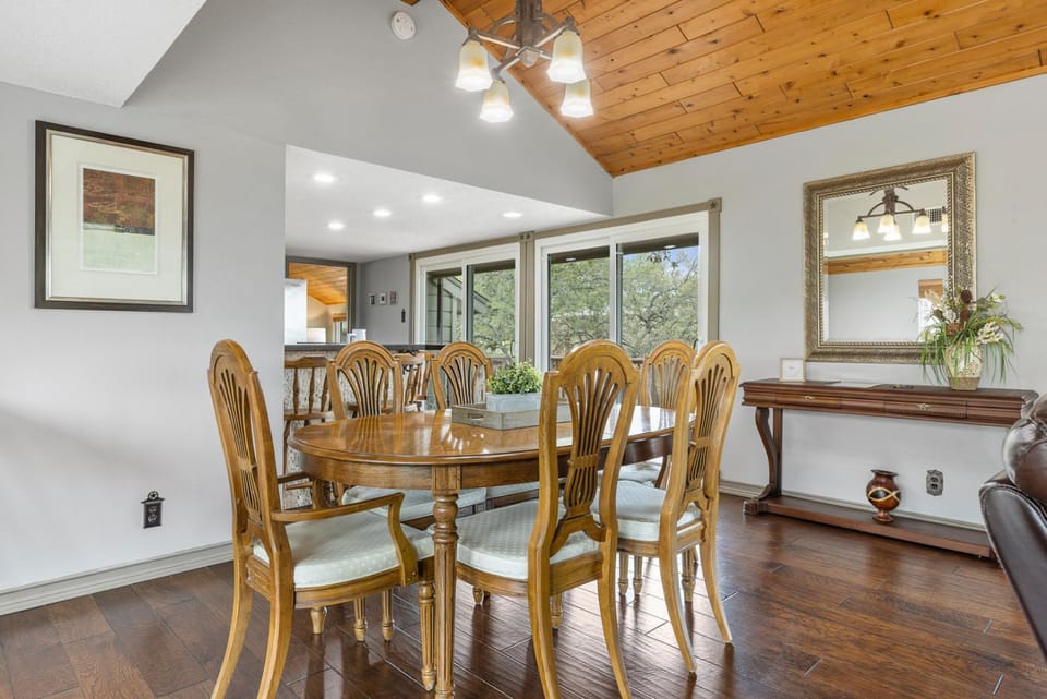 Living room, Seating area, Dining area