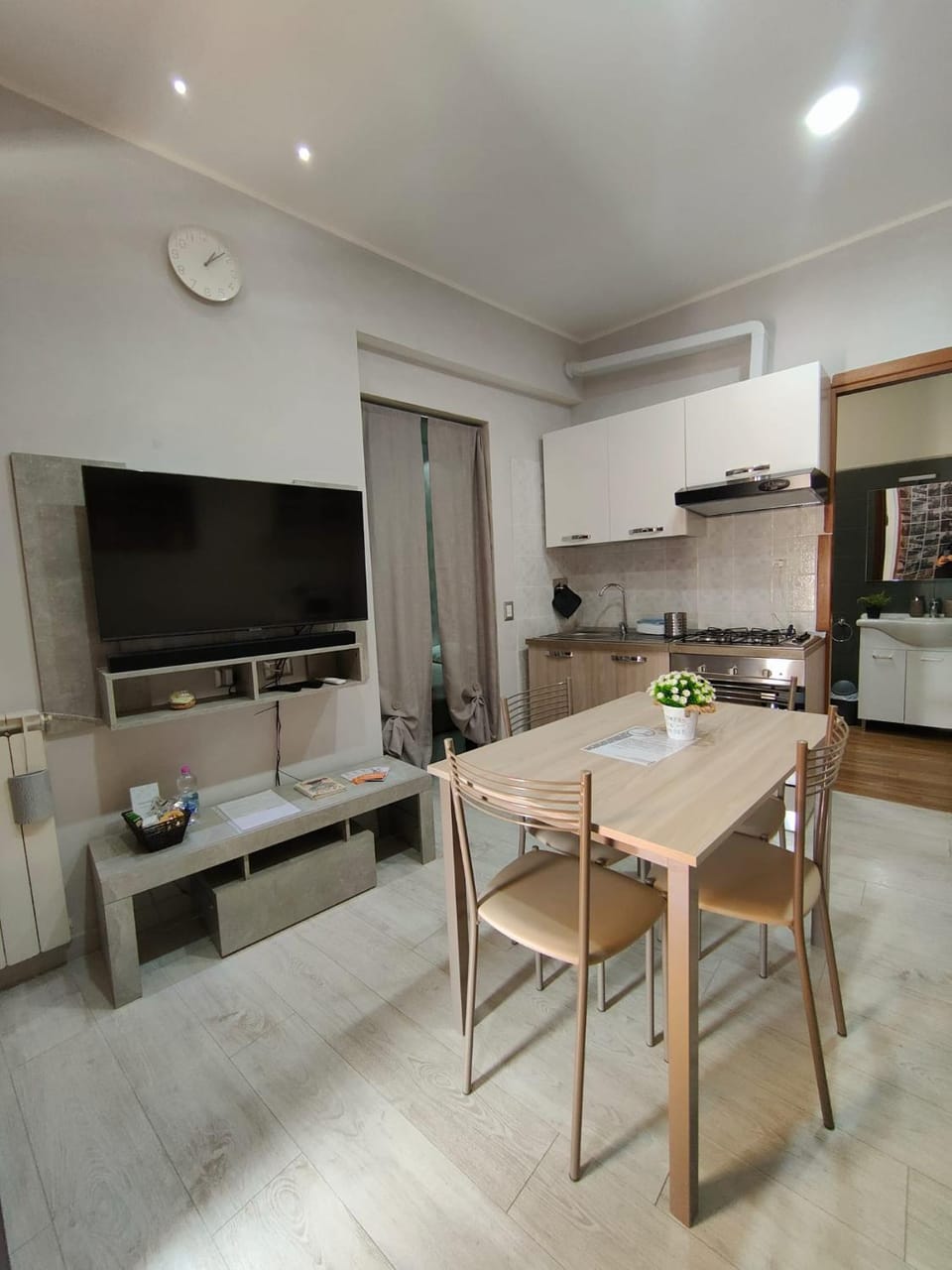TV and multimedia, Kitchen or kitchenette, Photo of the whole room