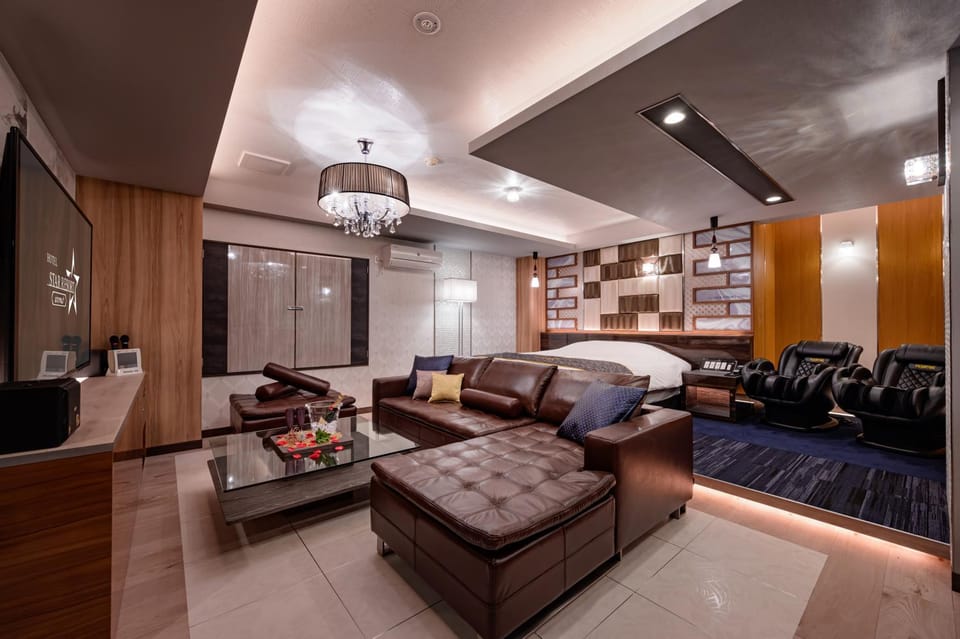 Bed, TV and multimedia, Bedroom