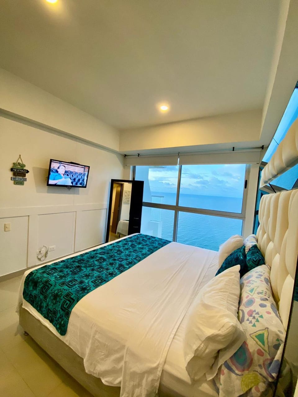 Bed, TV and multimedia, Photo of the whole room, Bedroom