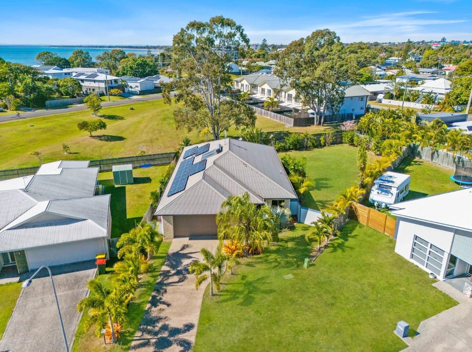 The Seahaven - Modern 5 Bedroom Family Home Close to Beach House in Hervey Bay