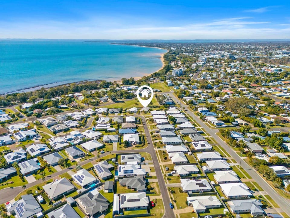 The Seahaven - Modern 5 Bedroom Family Home Close to Beach House in Hervey Bay