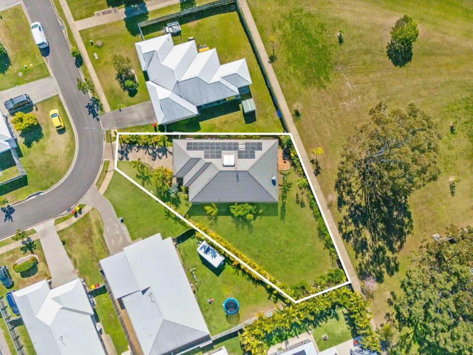 The Seahaven - Modern 5 Bedroom Family Home Close to Beach House in Hervey Bay