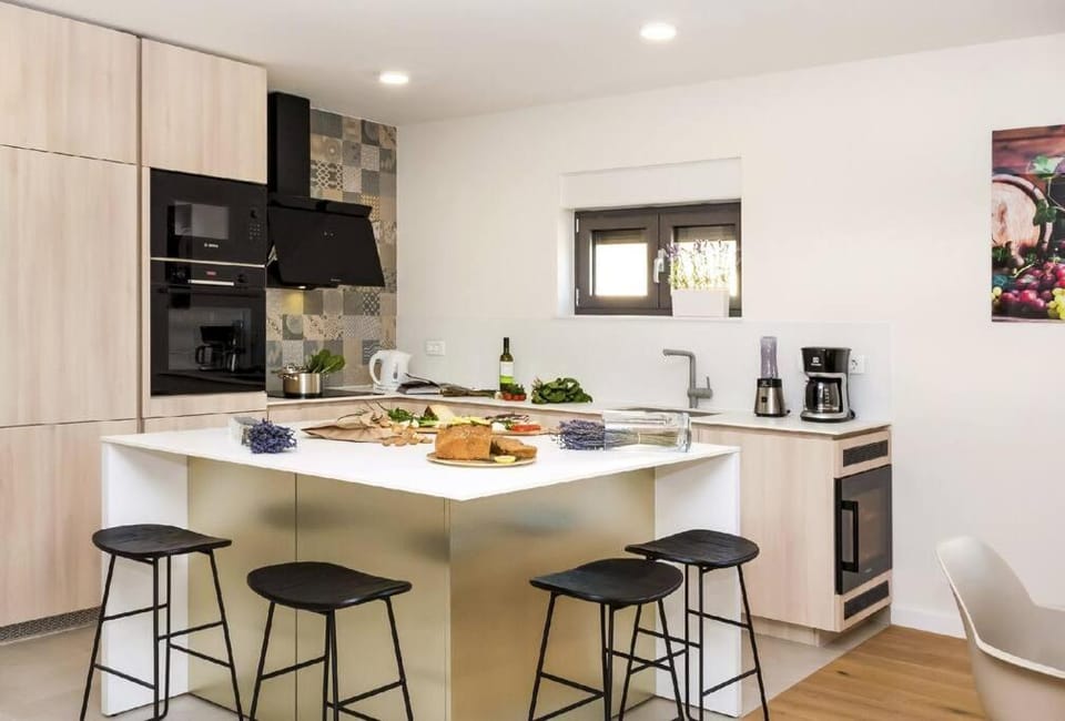 Coffee/tea facilities, Kitchen or kitchenette, Dining area, Food, minibar, pet friendly