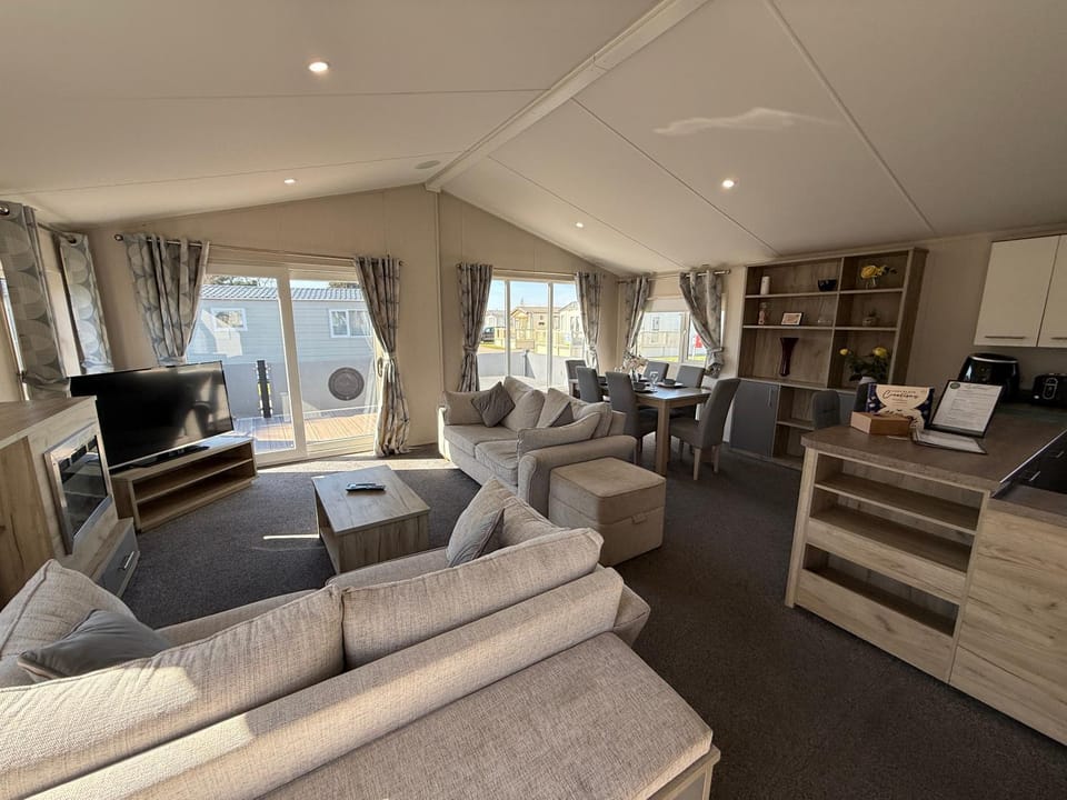 The Retreat 1 - Hot tub Lodge, pet friendly, WiFi & bed linen- Golden Palm Resort - Meadow Lakes Caravan & Lodge Hire House in Chapel Saint Leonards