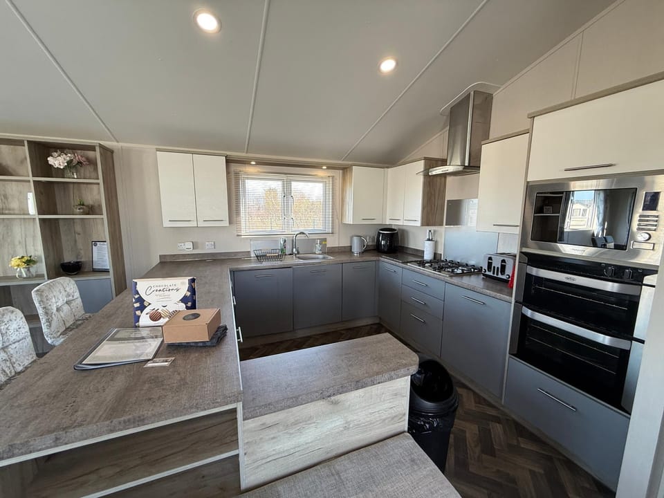 The Retreat 1 - Hot tub Lodge, pet friendly, WiFi & bed linen- Golden Palm Resort - Meadow Lakes Caravan & Lodge Hire House in Chapel Saint Leonards