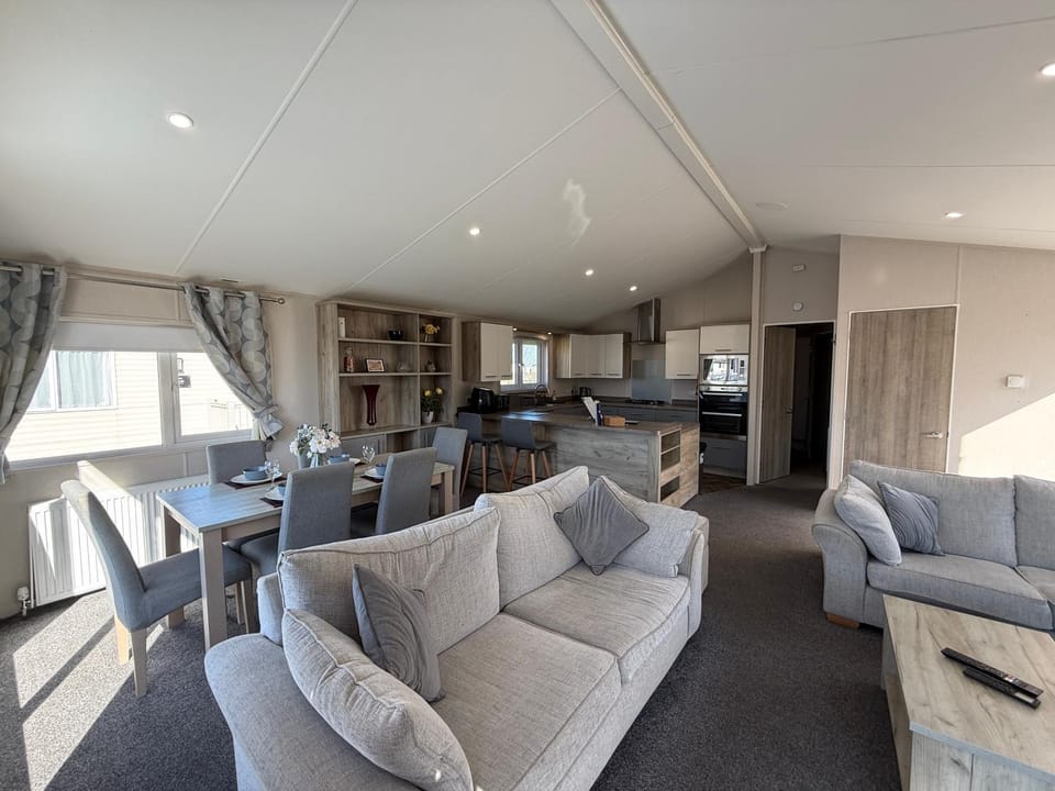The Retreat 1 - Hot tub Lodge, pet friendly, WiFi & bed linen- Golden Palm Resort - Meadow Lakes Caravan & Lodge Hire House in Chapel Saint Leonards
