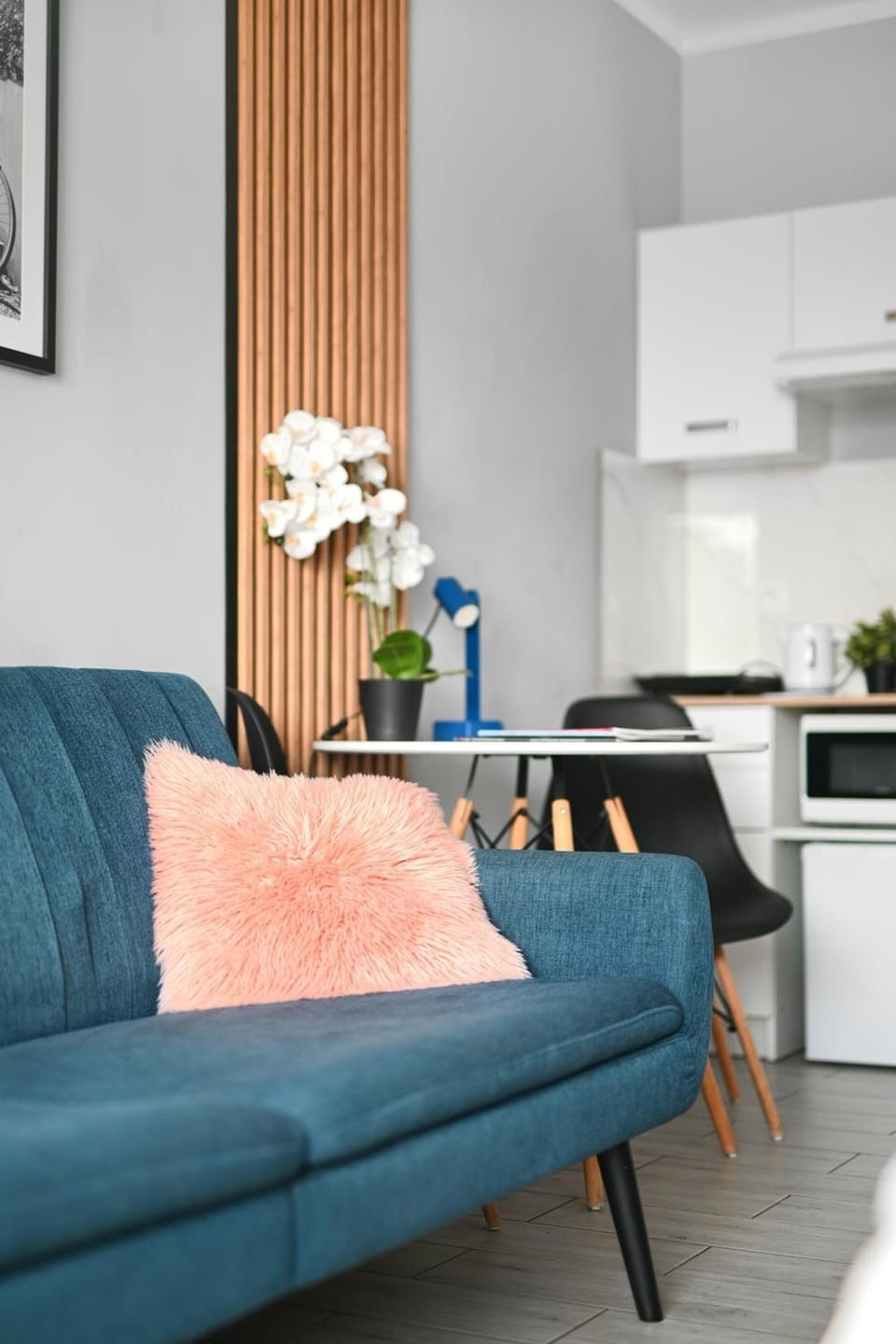 Kitchen or kitchenette, Living room, Seating area, Dining area, stove