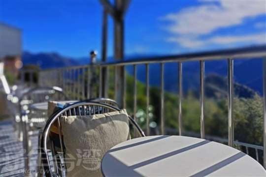 Patio, Day, Natural landscape, Balcony/Terrace, Seating area, Dining area, Mountain view
