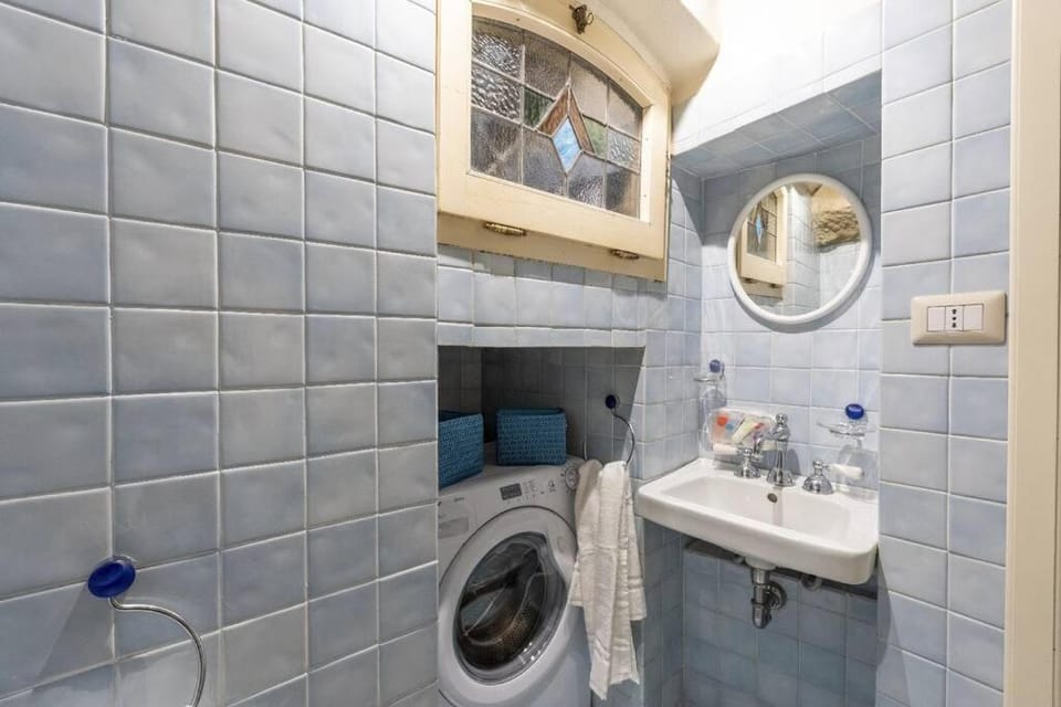 Bathroom, towels, washing machine