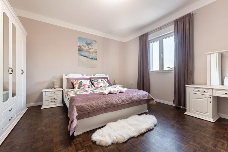 Bed, Photo of the whole room, Bedroom, towels, wardrobe