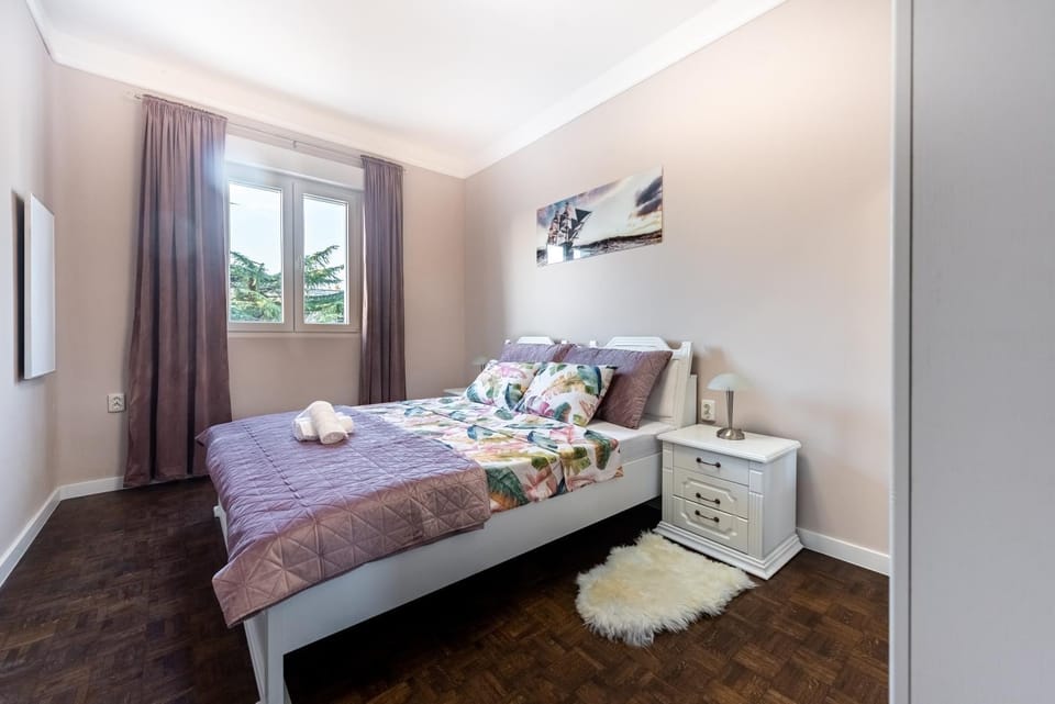 Photo of the whole room, Bedroom, towels, wardrobe