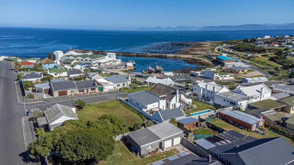 Property building, Natural landscape, Bird's eye view, City view, Sea view, Street view, Location