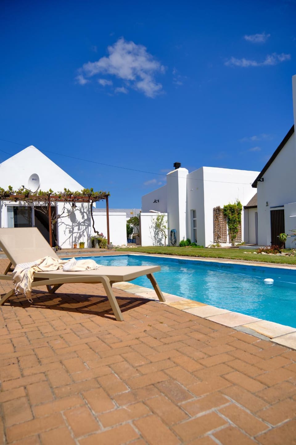 Patio, Swimming pool, sunbed