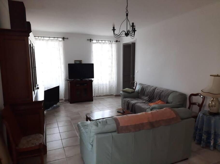 Communal lounge/ TV room