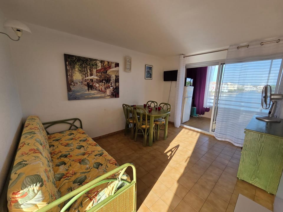 BAIE DES ANGES I Agréable 2 pièces cabine résidence avec piscine vue lagon Richelieu Cap d'Agde Cabin in Agde