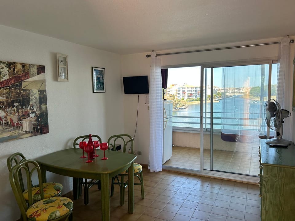 BAIE DES ANGES I Agréable 2 pièces cabine résidence avec piscine vue lagon Richelieu Cap d'Agde Cabin in Agde